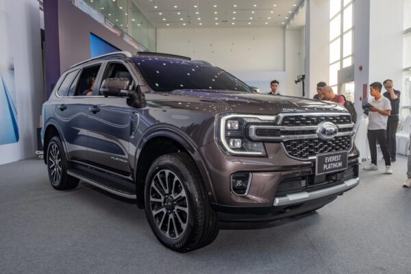 Ngoại thất Ford Everest Platinum 2024 - Đầu xe