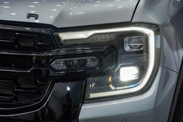Ngoại thất Ford Ranger Stormtrak 2024 - Cụm đèn pha LED