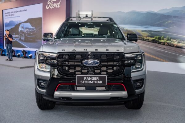 Ngoại thất Ford Ranger Stormtrak 2024 - Đầu xe