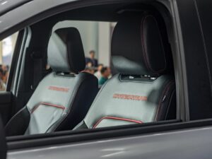Nội thất Ford Ranger Stormtrak 2024 - Hàng ghế lái, ghế da thêu chữ Stormtrak