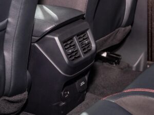 Nội thất Ford Ranger Stormtrak 2024 - Hàng ghế sau cửa gió